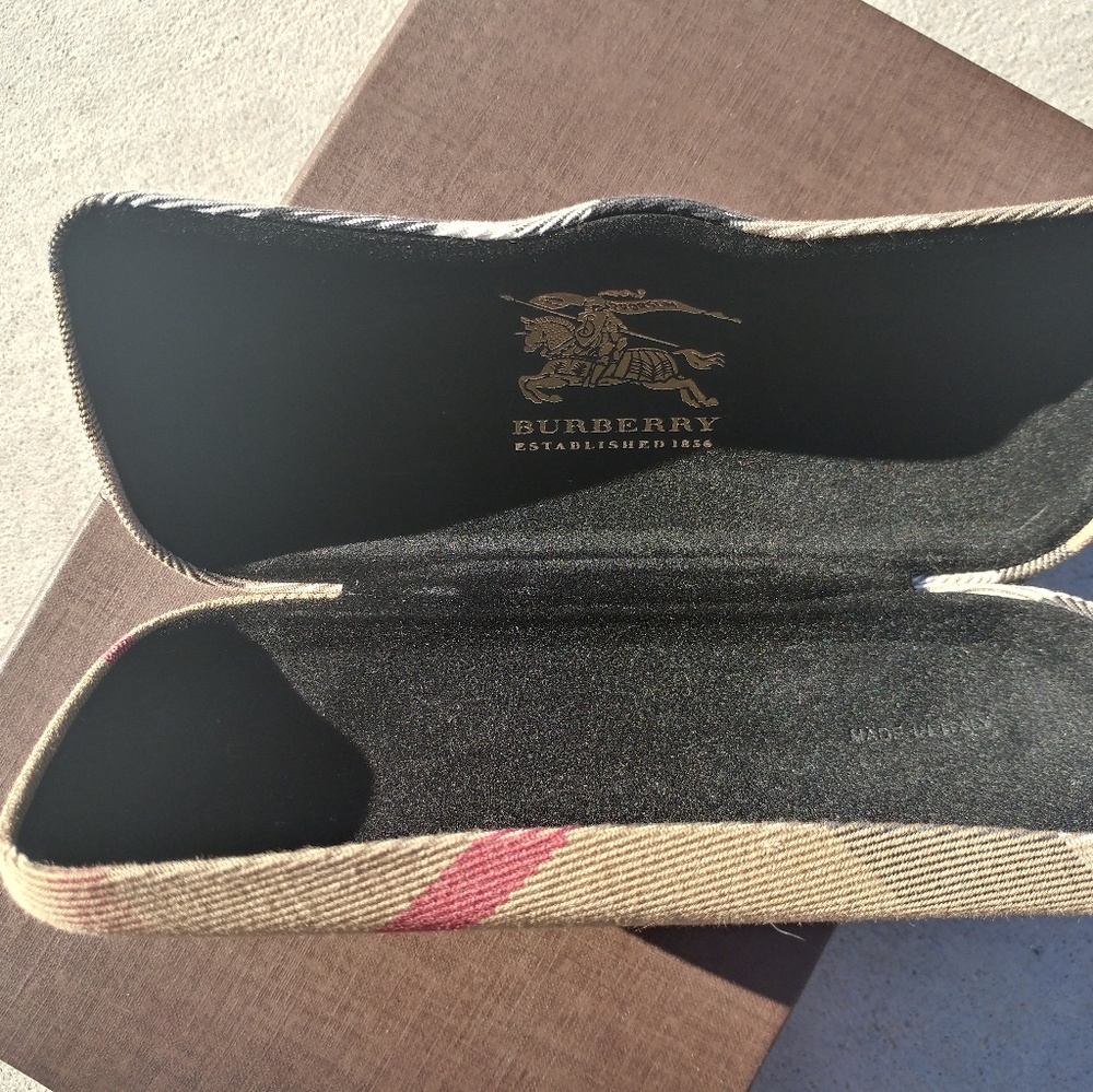 Burberry eyeglass case w/lens cloth